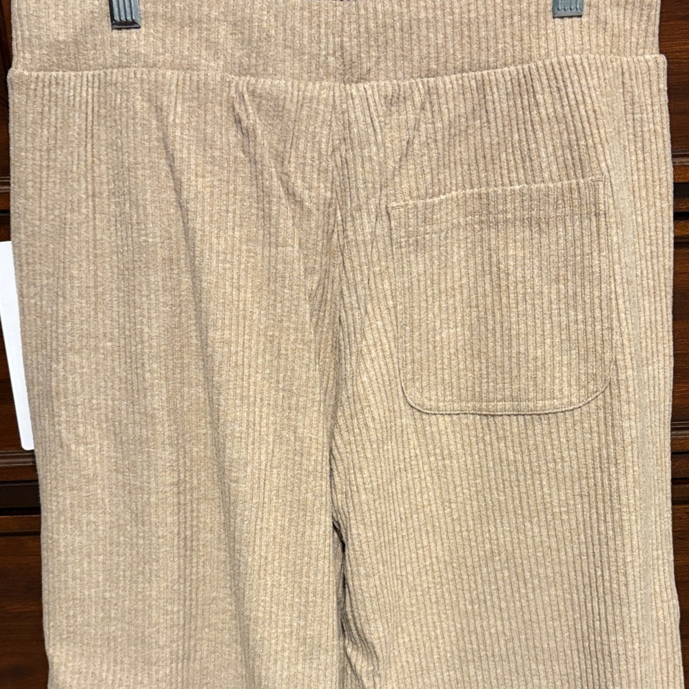 ALO Yoga Muse Wide Leg Pant - Picture 8 of 8
